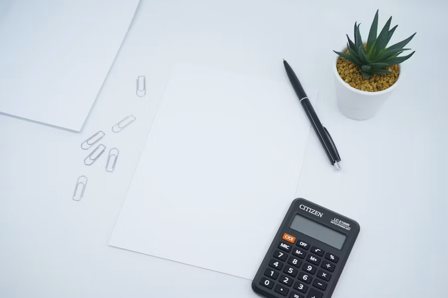 Équipe FiscaliFrance discutant de stratégies fiscales autour d'un bureau moderne